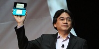 Saturu Iwata presentando la consola