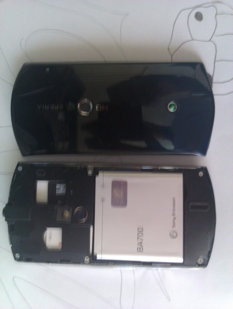 Sony Ericsson Xperia Neo trasera desmontada.jpg