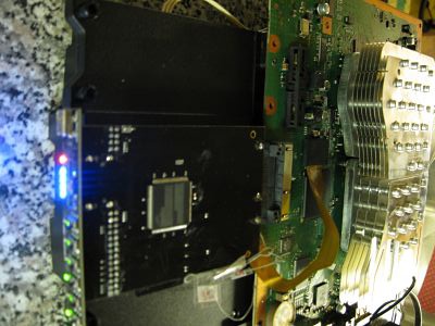 Archivo:E3-Flasher working on open PS3 DIA-002 with heatsink opt.jpg
