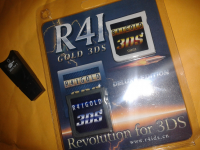 Paquete R4i Gold 3DS Deluxe Edition.png