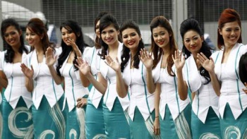 Formula1 - 2 Malaysia Pit babes.jpg