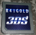 Cartucho Azul R4i Gold 3DS Deluxe Edition.png