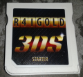Cartucho Oro R4i Gold 3DS Deluxe Edition.png